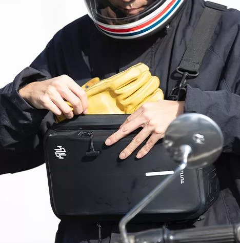 騎士在旅途中使用TUTUBAG，輕鬆存取裝備，提升騎乘便利性。