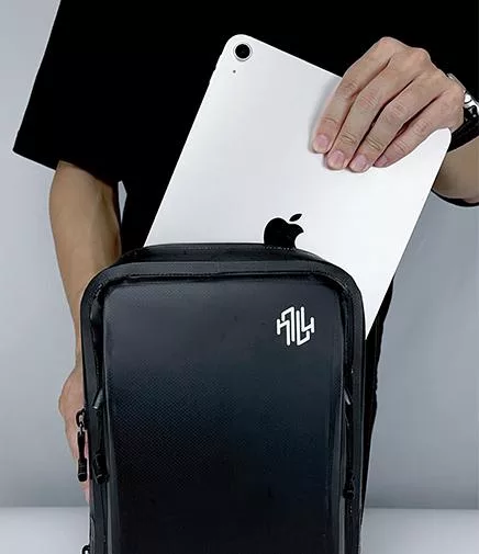 TUTUBAG前方可容納iPad，設計適合科技用品的安全存放。