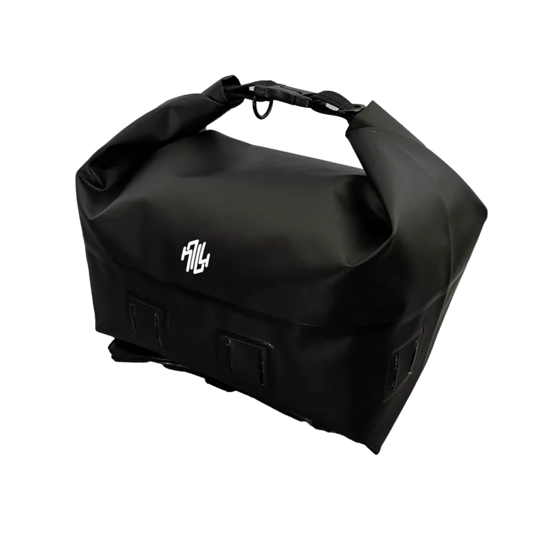 ROROBAG 3 捲收後安裝於機車後座，穩定牢固，適合長途旅行使用。