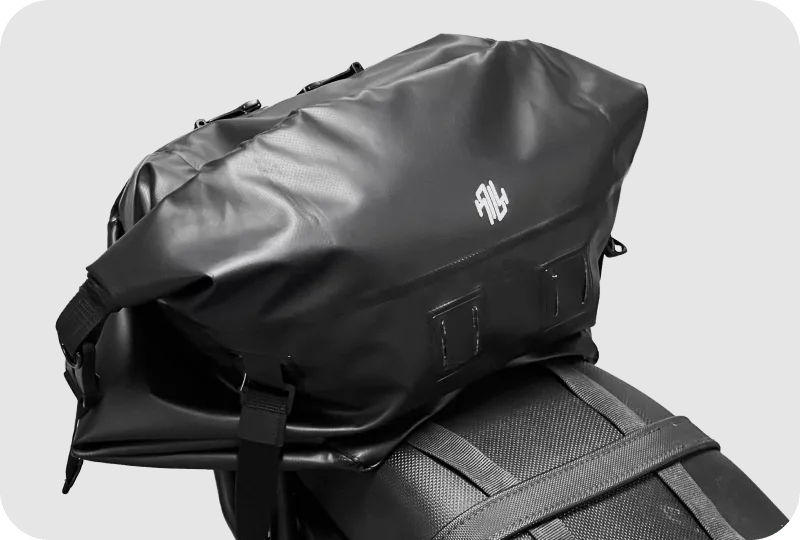 ROROBAG 3 型態一安裝於機車座墊，展示穩固且靈活的防水收納功能。