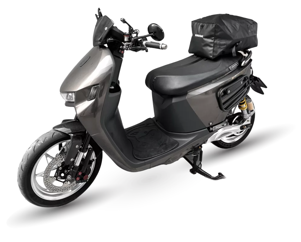 ROROBAG 3 安裝於電動車 Ai-1，展示穩定防水機車收納包使用效果。