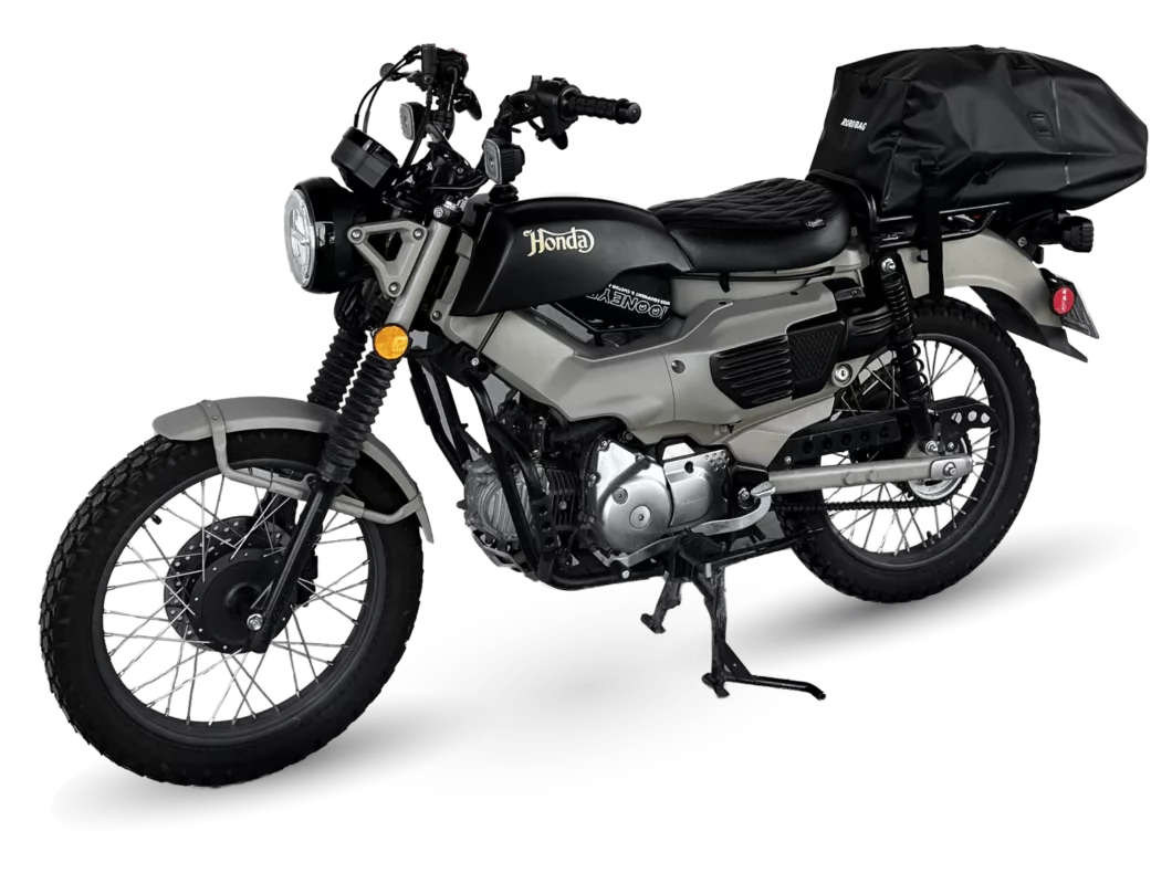 ROROBAG 3 安裝於檔車 CT125，展示防水收納包穩固安裝效果。
