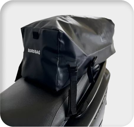 ROROBAG 3 安裝於機車坐墊，穩固不移動，提供額外儲存空間。