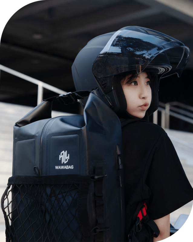 女生騎士使用WAWABAG 2的情境照，城市通勤好便利，專為女性騎士設計，兼具重機後背包、防水後背包的功能性與時尚感。