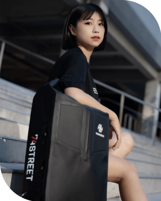 女生騎士使用WAWABAG 2的情境照，城市通勤好便利，專為女性騎士設計，兼具重機後背包、防水後背包的功能性與時尚感。