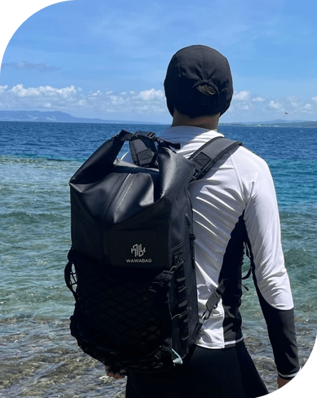 WAWABAG 2海邊使用的情境照，防水材質去玩水也不擔心，靈活適用於不同場景，展現重機後背包、防水旅行包的多功能設計。