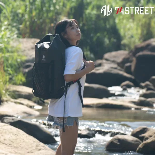 女生使用WAWABAG 2的戶外情境照，重機後背包、防水旅行包，耐用材質確保長時間使用。