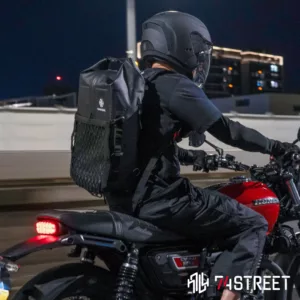 男騎士使用WAWABAG 2的情境照，重機後背包、防水後背包，安全穩固保護每一件物品。